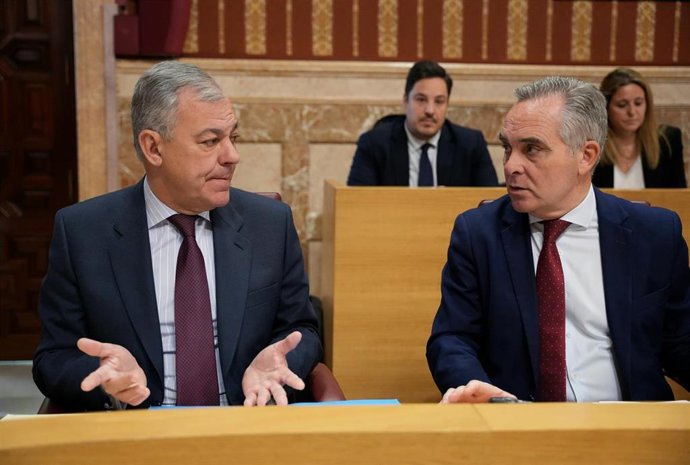 Archivo - El portavoz del gobierno en el  Ayuntamiento de Sevilla, Juan Bueno (d) y el alcalde de Sevilla, José Luis Sanz (i) . Imagen de archivo.