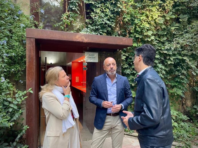 La concejala de Participación Ciudadana, Jacobi Ceballos; el concejal de Servicios Públicos, Pedro Muriel, y el de Infraestructuras, Víctor Bazo, junto a los baños públicos del parque de Gloria Fuertes