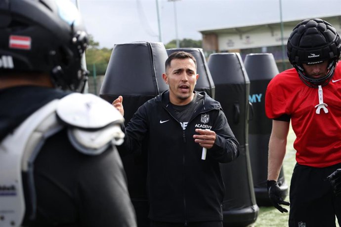 El español Daniel Docal, Coordinador Defensivo de la NFL Academy