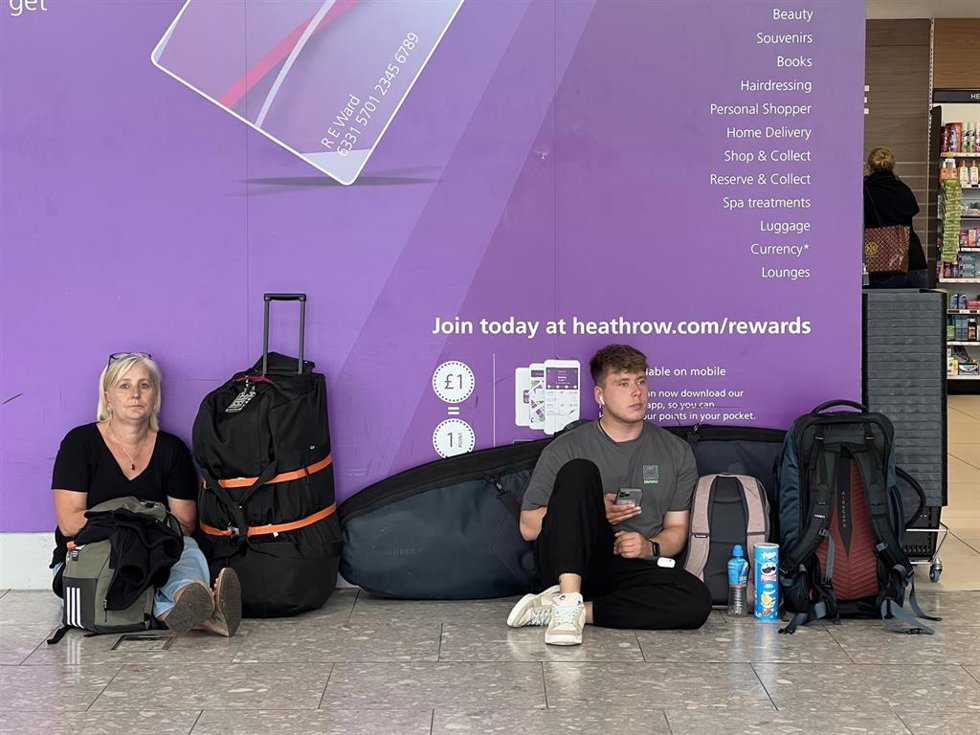 Usuarios esperan en la terminal 4 del aeropuerto de Hathrow tras los problemas causados por un ciberataque