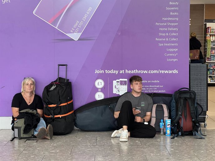 20 September 2025, United Kingdom, London: People wait at Terminal 4 of London Heathrow Airport after flights were delayed and cancelled due to an alleged cyberattack on a service provider for check-in and boarding systems. Airports in London, Brussels an