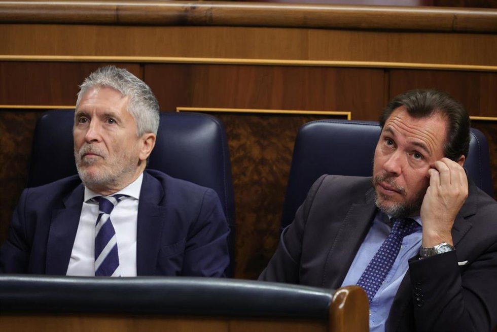 Archivo - El ministro de Interior, Fernando Grande-Marlaska (i) y el ministro de Transportes y Movilidad, Óscar Puente (d), durante una sesión de control al Gobierno, en el Congreso de los Diputados.