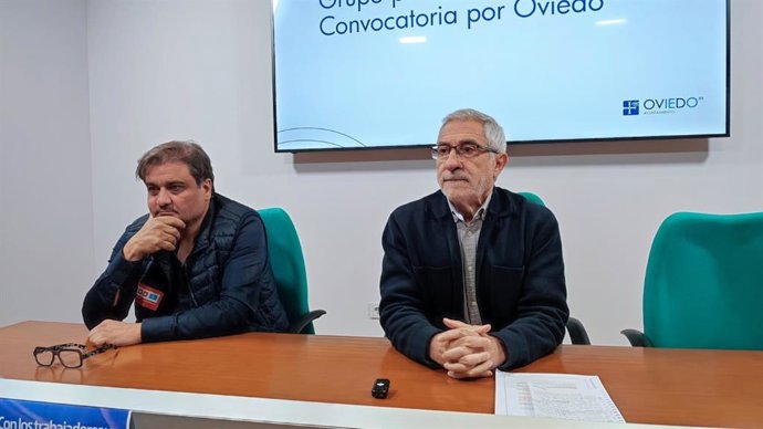 Los concejales de IU-Convocatoria por Oviedo, Gaspar Llamazares y Alejandro Suárez, en rueda de prensa.