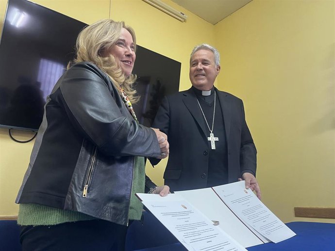 La alcaldesa y el arzobispo tras la firma del acuerdo de cesión.