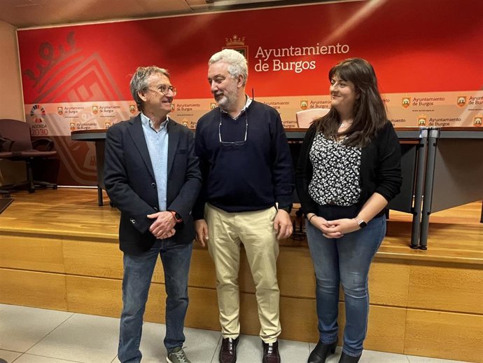 De izquierda a derecha: Mariano Cerdán, Carlos Niño, y María Suárez, durante la presentación de la marcha.