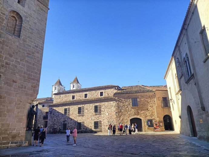Turistas en la plaza de Santa María de Cáceres