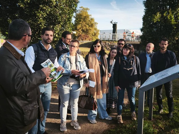 El concejal de Medio Ambiente y Sostenibilidad del Ayuntamiento de Gijón, Rodrigo Pintueles,  visita las obras del proyecto de renaturalización de los ríos Piles y Peñafrancia, junto a técnicos de la Fundación Biodiversidad.