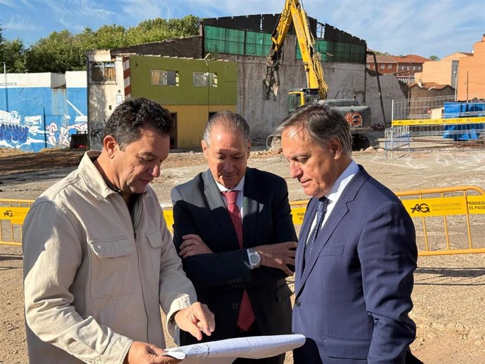 El alcalde de Salamanca, Carlos García Carbayo, durante su visita a las obras del barrio Blanco.