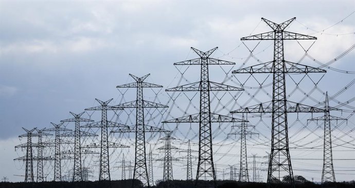Archivo - FILED - 04 November 2022, Schleswig-Holstein, Klixbuell: Power pylons of the fourth section of the West Coast Line can be seen in Klixbuell next to the TenneT substation Klixbuell/Sued. Photo: Christian Charisius/dpa