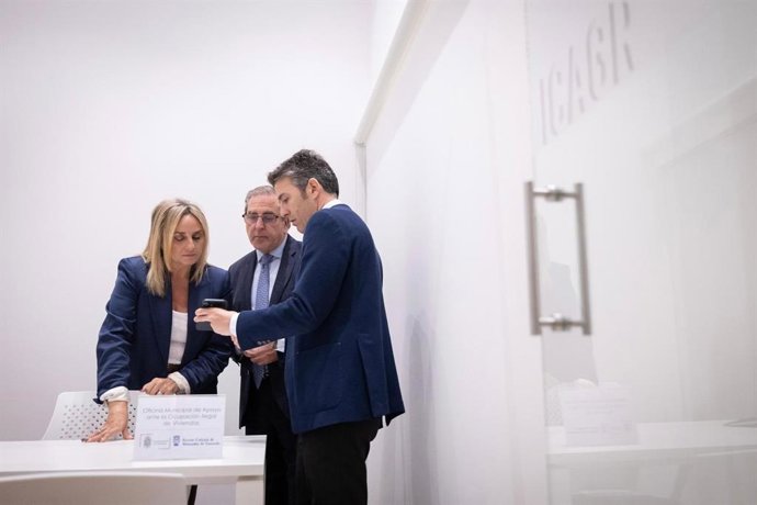 La alcaldesa de Granada, Marifrán Carazo, ha inaugurado este miércoles la Oficina Municipal para el Asesoramiento y Apoyo Jurídico ante la Ocupación Ilegal de Viviendas.