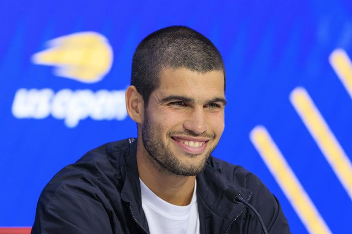 05 de setembro de 2025, EUA, Flushing Meadows: O tenista espanhol Carlos Alcaraz participa de uma coletiva de imprensa após vencer sua partida contra o tenista sérvio Novak Djokovic no 13º dia do US Open de 2025 no USTA Billie Jean King National Tennis Ce