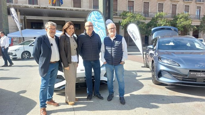 La consejera municipal de Medio Ambiente y Movilidad, Tatiana Gaudes, junto a representantes del sector del taxi, en la exposición de vehículos híbridos y eléctricos.