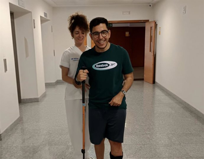 Enmanuel, Paciente De Irenea En Vithas Sevilla Junto A Su Fisioterapeuta.