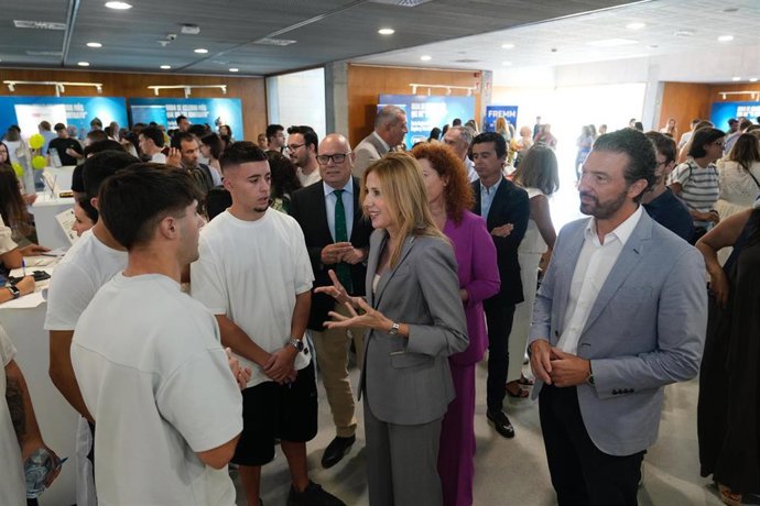 La consejera de Empresa, Empleo y Economía Social, Marisa López Aragón, junto con la directora general del SEF, Pilar Valero, y el director general de Trabajo, Juan Marín, visita uno de los estands de la Feria de Empleo