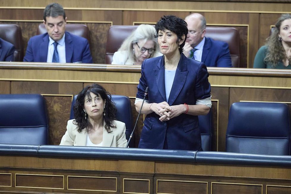 La ministra de Inclusión, Seguridad Social y Migraciones, Elma Saiz, interviene durante una sesión de control en el Gobierno, en el Congreso de los Diputados, a 24 de septiembre de 2025, en Madrid (España). 