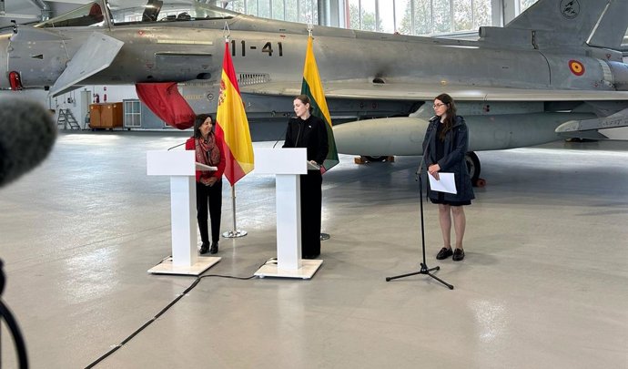 La ministra de Defensa, Margarita Robles, durante su visita a la base de Siuliai, en Lituania