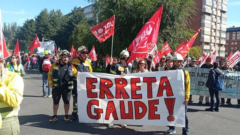 Bomberos forestales de Navarra se suman a una movilización en Valladolid para reclamar mejoras laborales.