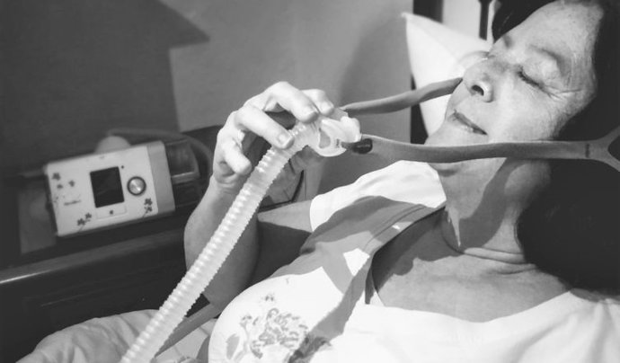 Imagen de archivo de una mujer con apnea del sueño.