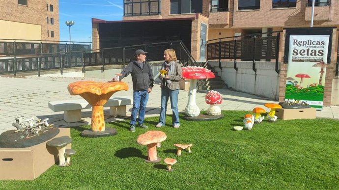 La concejal de Turismo, Yolanda Santos, y el artista de Rioseco Santiago González, conocido como 'Bongui',  presentan las réplicas de las especies micológicas.