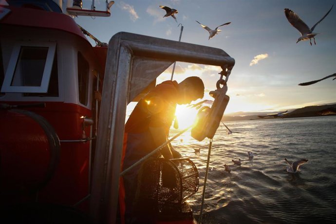 Archivo - Un marinero durante una salida a faenar del barco ‘Mariñeiro 2’, a 27 de diciembre de 2023, en Lugo, Galicia (España). 
