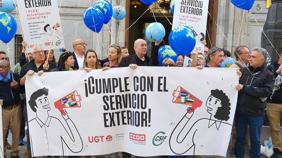Protesta de miembros del Personal Laboral del Servicio Exterior (PLEX) frente a la sede del Ministerio de Hacienda para reclamar una mejora salarial