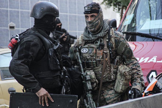 Archivo - Arquivo - 27 de agosto de 2020, Brasil, Rio de Janeiro: Forças especiais da polícia brasileira participam de uma operação contra as quadrilhas de traficantes no bairro da Favela, considerado um dos pontos mais perigosos da cidade do Rio de Janei