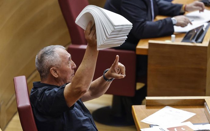 Archivo - El síndic de Compromís, Joan Baldoví, durante una sesión de control en Les Corts Valencianes