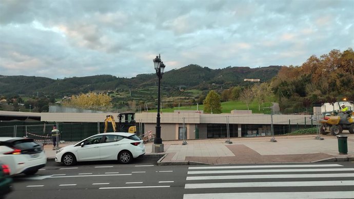 Archivo - Obras en la Escuela Infantil de La Florida, en Oviedo, cerrada en octubre por filtraciones del tejado.