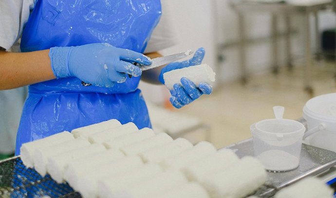 Operaria de una cadena de productos alimentarios.