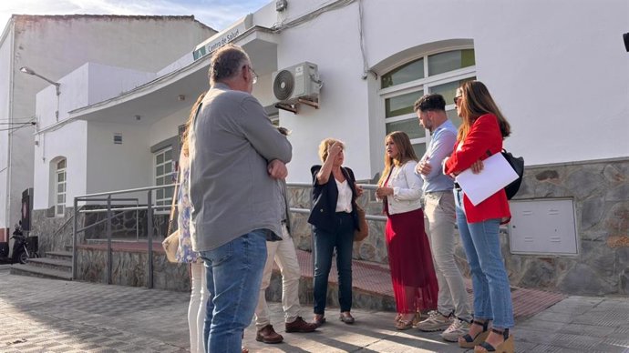 La parlamentaria del PSOE Verónica Pérez y la alcaldesa de Gelves, a las puertas del centro de salud de la localidad.