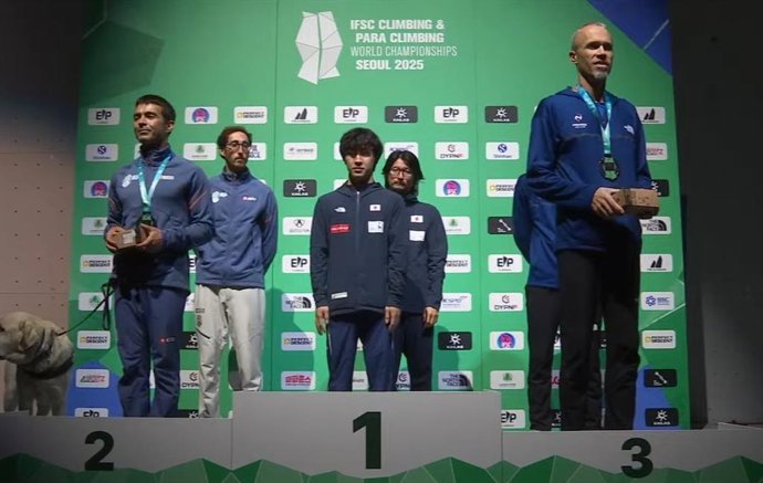 Javier Aguilar en el podio con su medalla de plata