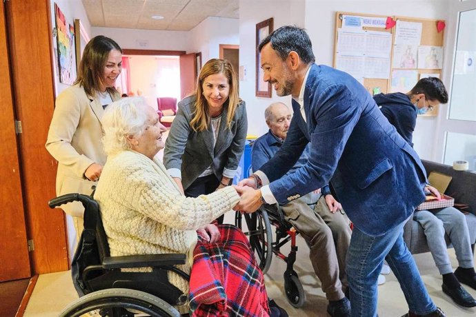 El vicepresidente del Cabildo de Tenerife, Lope Afonso, en una visita a un centro sociosanitario
