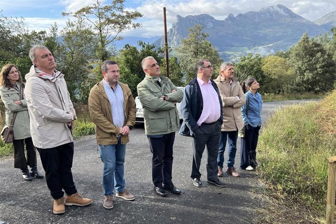 El consejero de Fomento, Vivienda, Ordenación del Territorio y Medio Ambiente, Roberto Media, inaugura la recuperación ambiental en Ruesga y Ramales de la Victoria.