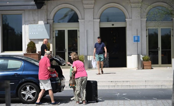 Archivo - Turistas llegando a un hotel, a 10 de agosto de 2025, en Santander, Cantabria (España).