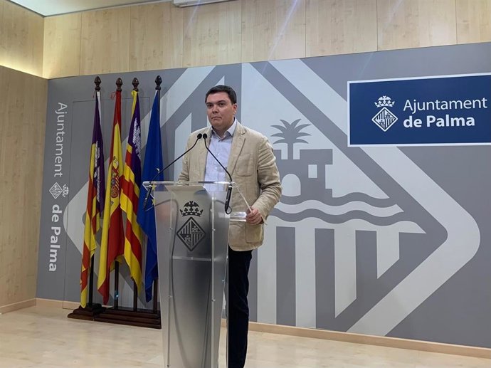 Archivo - El portavoz adjunto de Cort, Llorenç Bauzà, en rueda de prensa