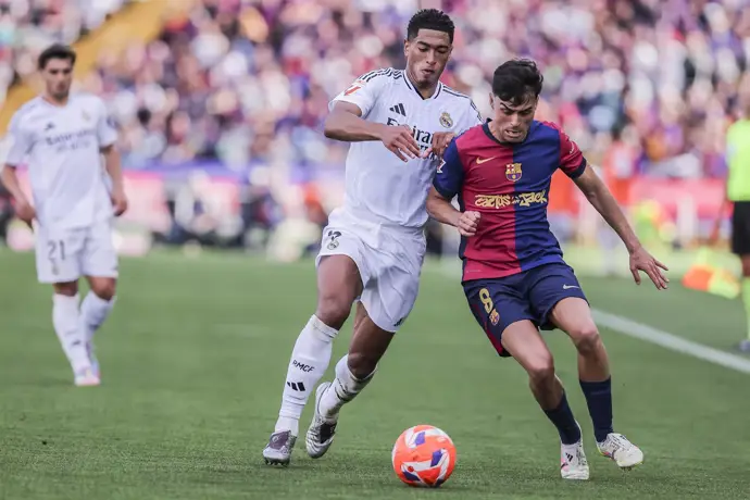 Archivo - Jude Bellingham (Real Madrid) y Pedri González en el Clásico disputado en Montjuïc. - Javier Borrego / AFP7 / Archivo