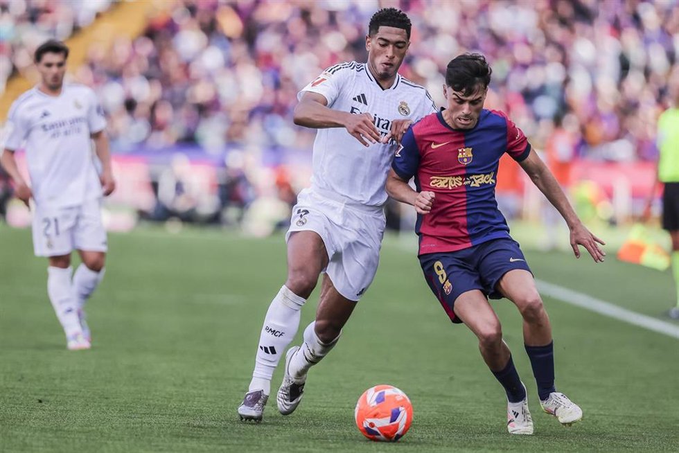 Archivo - Jude Bellingham (Real Madrid) y Pedri Gonzálezm en el Clásico disputado en Montjuc. 