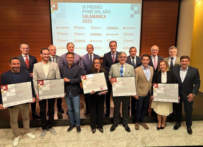 Todos los premiados con las autoridades y el auditorio.