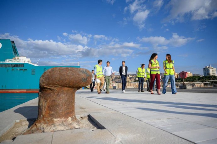 La alcaldesa de Almería, María del Mar Vázquez, y la presidenta de la APA, Rosario Soto, durante la visita a las obras de urbanización del Muelle de Levante en el marco de la integración puerto-ciudad.