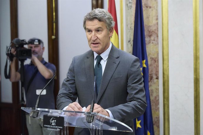 El presidente del PP, Alberto Núñez Feijóo, durante una rueda de prensa en el Congreso de los Diputados, a 24 de septiembre de 2025, en Madrid (España). 