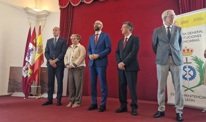 La directora del Centro Penitenciario de León, Henar García (segunda por la izquierda) y el subdelegado del Gobierno en León, Héctor Alaiz Moretón (a su derecha), durante el acto de celebración de La Merced en San Isidoro (León).