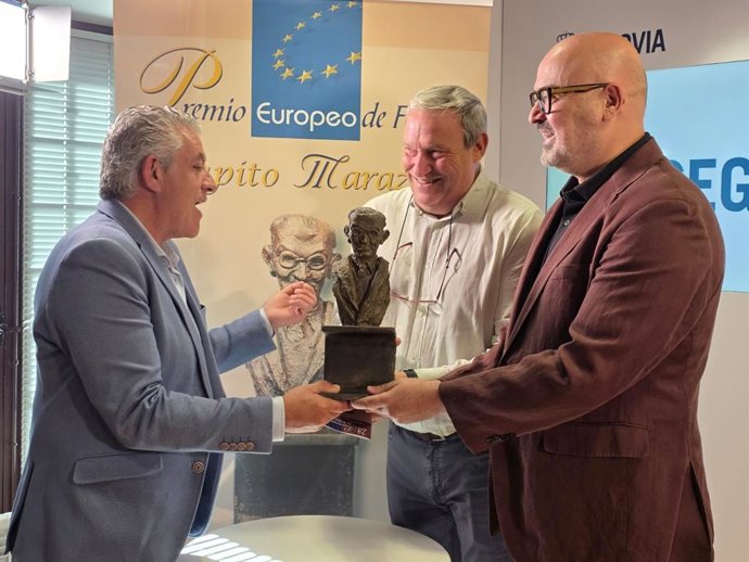 El diputado de Cultura, José María Bravo (izda), el presidente de Ronda Segoviana, Carmelo Gozalo, y el concejal de Cultura, Juan Carlos Monroy, con el busto de Agapito, trofeo que se entrega al ganador del Premio de Folclore.