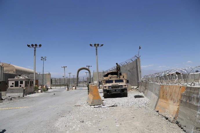 Archivo - BEIJING, April 26, 2022  -- Photo taken on July 2, 2021 shows the gate of Bagram Airfield after all U.S. and NATO forces evacuated in Parwan province, eastern Afghanistan.