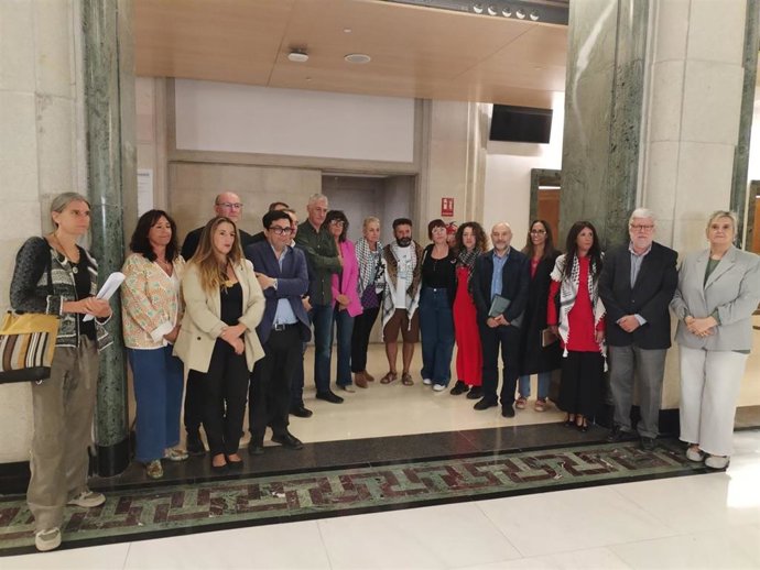 El coordinador de la Global Sumud Flotilla, Saif Abukeshek, con diputados del Intergrupo de Palestina en el Congreso.