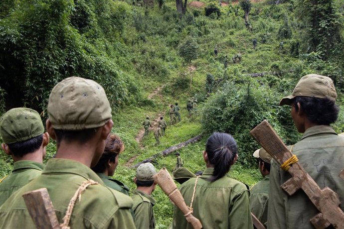 Archivo - Imagen de archivo de miembros de grupos rebeldes en Birmania.