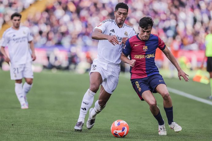 Archivo - Pedro Gonzalez Pedri, do FC Barcelona, e Jude Bellingham, do Real Madrid, disputam a bola durante a partida de futebol da La Liga EA Sports, disputada entre o FC Barcelona e o Real Madrid no Estadi Olimpic Lluis Companys, em 11 de maio de 202