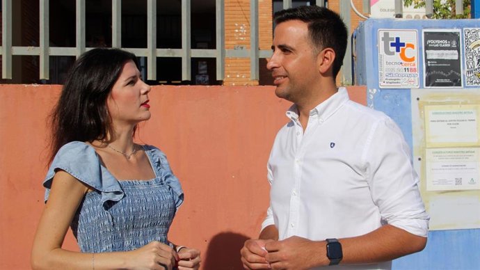 La parlamentaria andaluza por el PP de Málaga Loli Caetano y el diputado provincial del PP José Santaolalla.