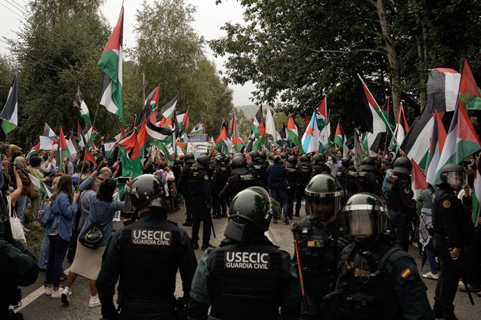 Dezenas de pessoas durante uma manifestação contra a participação de Israel na Vuelta Ciclista de España, no Alto de San Cosme em Mos, em 9 de setembro de 2025, em Pontevedra, Galícia (Espanha). Essas mobilizações se somam a outras que já foram realizadas