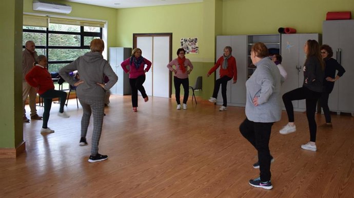 Archivo - Personas mayores prácticando una actividad física.