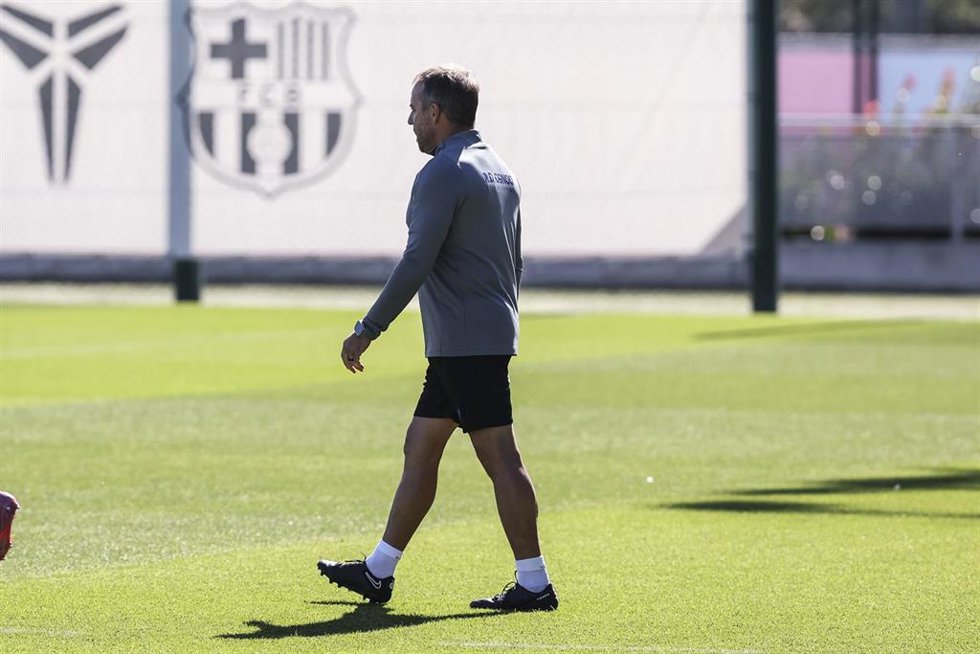El entrenador del FC Barcelona, Hansi Flick, durante el entrenamiento.